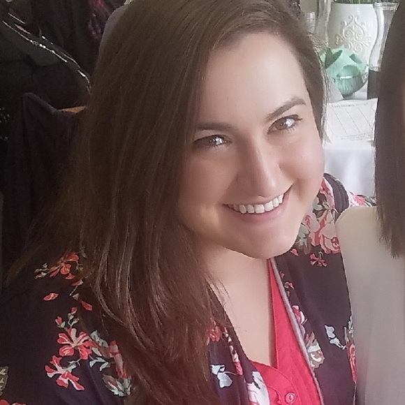 Meet your Posher, Kayla - Picture 2 of 3